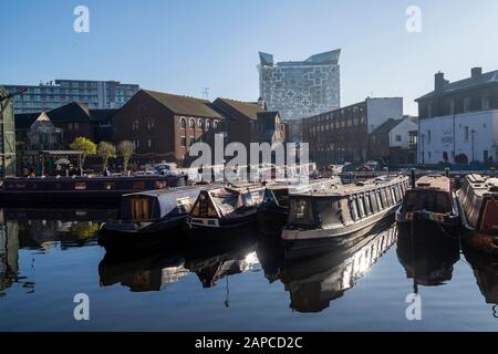 Ein sonniger Wintermorgen im Gas-Street-Becken in Birmingham, West Midlands England, Großbritannien Stockfoto