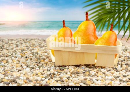 Birnen Sie in einem Korb am warmen Meer. Stockfoto