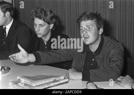 Bei der Ankunft verließ Studentenführer Karl Dietrich Wolff am Flughafen Schiphol. Der französische Studentenführer Daniel Cohn- Bendit während der Pressekonferenz Schiphol [links von ihm Ad of Prague of ML Center Netherlands] Datum: 22. Mai 1968 Ort: Schiphol Schlüsselwörter: Ankünfte, Aktivisten, Pressekonferenzen persönlicher Name: Cohn-Bendit, Daniel, Prag, Ad of Stockfoto