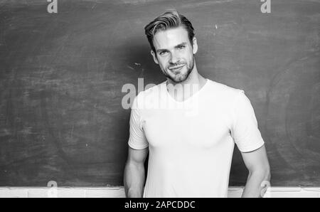 Vorteile für männliche Grundlehrer sind reichlich vorhanden. Lehrkraft interessante Referentin. Zurück zur Schule. Unterricht könnte mehr Spaß machen. Meister der Vereinfachung. Mann Lehrer vor dem Schwarzen Brett. Stockfoto