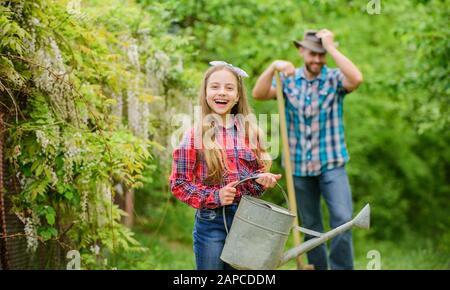 Familienvater und Tochter Pflanzen. Verpflanzung von Gemüse aus Gärtnerei. Pflanzenvegien. Pflanzsaison. Mondphasen helfen, den besten Pflanzengarten zu bestimmen. Blumen Pflanzen. Stockfoto