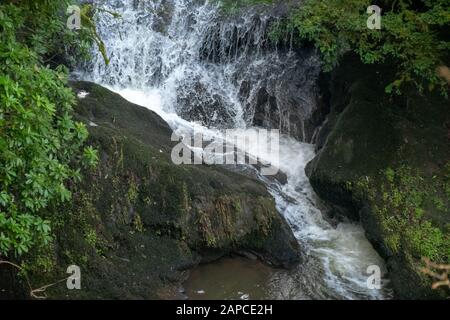 Wasserfall im Rouken Glen Park in Thornliebank, East Renfrewshire bei Glasgow Stockfoto