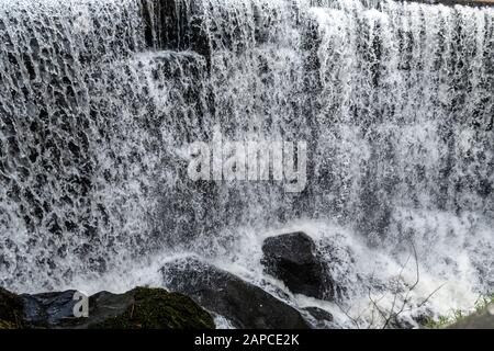 Wasserfall im Rouken Glen Park in Thornliebank, East Renfrewshire bei Glasgow Stockfoto