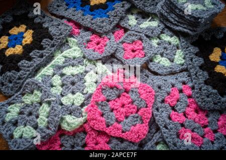 Haufen verschiedener gruselige Quadrate in verschiedenen Farben . Stockfoto