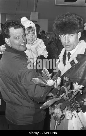 Ankunft des niederländischen Skating-Teams auf Schiphol Trainer Leen Pfrommer (mit Tochter) und Kees Verkerk (rechts) Datum: 13. Februar 1969 Schlüsselwörter: Ankünfte, Skating-Teams, Trainer persönlicher Name: Pfrommer, Leen, Verkerk, Kees Stockfoto