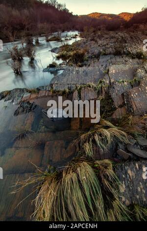 Blick auf einen schönen und gesunden Fluss in der Algarve. Stockfoto