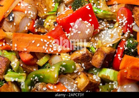 Knuspriger Tofu mit gebratenem Gemüse und Sesamsamen Stockfoto