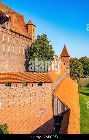 Malbork, Pomerania/Poland - 2019/08/24: Monumentale gotische Verteidigungsarchitektur des Hochschlosses der mittelalterlichen Burg des Deutschen Orden in Der Malb Stockfoto