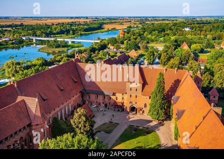 Malbork, Pomerania/Poland - 2019/08/24: Panoramaansicht des Innenhofes der Mittelburg Teil der mittelalterlichen Burg des Deutschen Orden Stockfoto