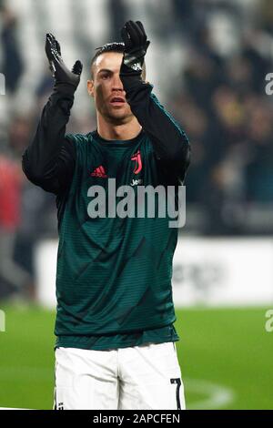 Allianz Stadium, Turin, Italien. Januar 2020. COPPA Italia Fußball, Juventus gegen Roma; Cristiano Ronaldo von Juventus reagiert während der Aufwärmkredite auf seine Anhänger: Action Plus Sports/Alamy Live News Stockfoto