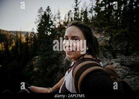 Wanderung bei Sonnenuntergang in den Jemez Mountains in Jemez Springs, New Mexico Stockfoto