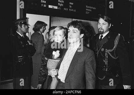 Ankunft Paul McCartney am Flughafen Schiphol nach der Ausweisung durch Japan bezüglich des Besitzes von Marihuana; Paul McCartney mit 3-jährigem Sohn James Datum: 26. Januar 1980 Ort: Noord-Holland, Schiphol Schlüsselwörter: Ankünfte, Kinder, Musik, Flughäfen, Sänger persönlicher Name: McCartney James, McCartney Paul Stockfoto