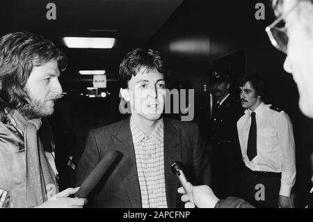 Ankunft Paul McCartney am Flughafen Schiphol nach der Ausweisung durch Japan bezüglich des Besitzes Von Marihuana; Paul McCartney, Pop Datum: 26. Januar 1980 Ort: Noord-Holland, Schiphol Schlüsselwörter: Ankünfte, Sänger Stockfoto