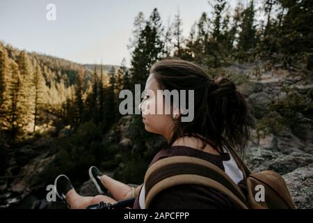 Wanderung bei Sonnenuntergang in den Jemez Mountains in Jemez Springs, New Mexico Stockfoto