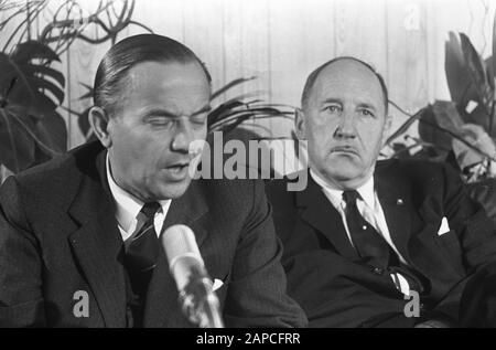 Ankunft Premier De Jong und Minister Luns in Ypenburg während der Pressekonferenz Datum: 31. Mai 1967 Schlüsselwörter: Ankunft, Minister, Pressekonferenzen, Flughäfen persönlicher Name: Jong, Piet de, Luns, J.A.M. H., Luns, Joseph Stockfoto