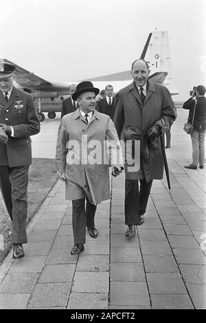 Ankunft Premier De Jong und Minister Luns in Ypenburg auf Plattform Ypenburg Datum: 31. Mai 1967 Schlüsselwörter: Ankunft, Minister, Flughäfen persönlicher Name: Jong, Piet de, Luns, J.A.M. H., Luns, Joseph Stockfoto