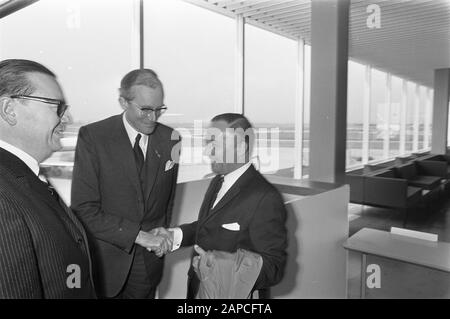 Ankunft Premier de Jong in Schiphol (zurück vom West-linken Minister Witteveen zum Grußdatum: 15. Mai 1968 Stichworte: Ankunft, Grüße, Minister, Premierminister persönlicher Name: Jong, Piet de, Witteveen, Johan Stockfoto