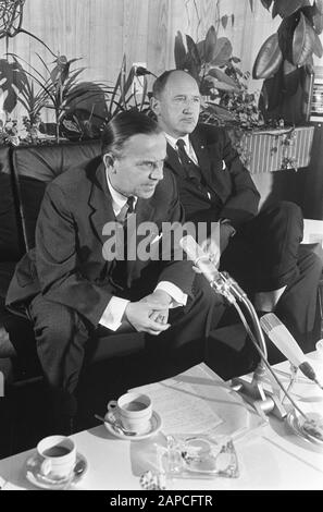 Ankunft Premier De Jong und Minister Luns in Ypenburg Datum: 31. Mai 1967 Stichwörter: Ankunft, Minister, Flughäfen persönlicher Name: Jong, Piet de, Luns, J.A.M. H., Luns, Joseph Stockfoto