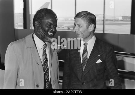 Ankunft Premier Don Martina (Niederländische Antillen) in Schiphol aufgrund einer runden Tischkonferenz, Van Agt (r) und Premier Don Martina Datum: 13. Februar 1981 Schlagwörter: Ankunft, Vorpremieren persönlicher Name: Martina, Don Stockfoto