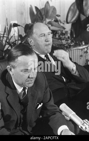 Ankunft Premier De Jong und Minister Luns in Ypenburg Datum: 31. Mai 1967 Stichwörter: Ankunft, Minister, Flughäfen persönlicher Name: Jong, Piet de, Luns, J.A.M. H., Luns, Joseph Stockfoto