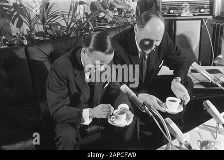 Ankunft Premier De Jong und Minister Luns in Ypenburg Datum: 31. Mai 1967 Stichwörter: Ankunft, Minister, Flughäfen persönlicher Name: Jong, Piet de, Luns, J.A.M. H., Luns, Joseph Stockfoto