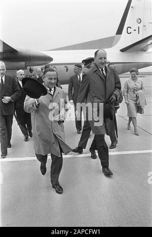 Ankunft Premier De Jong und Minister Luns in Ypenburg Datum: 31. Mai 1967 Stichwörter: Ankunft, Minister, Flughäfen persönlicher Name: Jong, Piet de, Luns, J.A.M. H., Luns, Joseph Stockfoto