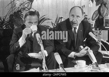 Ankunft Premier De Jong und Minister Luns in Ypenburg Premier De Jong und Minister Luns während der Pressekonferenz Datum: 31. Mai 1967 Stichwörter: Ankunft, Minister, Pressekonferenzen, Flughäfen persönlicher Name: Jong, Piet de, Luns, J.A.M. H., Luns, Joseph Stockfoto