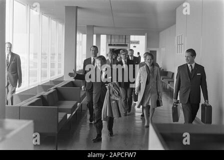 Ankunft Premier de Jong in Schiphol (zurück vom West-linken Minister Witteveen zum Grußdatum: 15. Mai 1968 Stichworte: Ankunft, Grüße, Minister, Premierminister persönlicher Name: Jong, Piet de, Witteveen, Johan Stockfoto