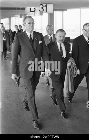 Ankunft Premier de Jong in Schiphol (zurück vom West-linken Minister Witteveen zum Grußdatum: 15. Mai 1968 Schlüsselwörter: Ankunft, Minister, Premierminister persönlicher Name: Jong, Piet de, Witteveen, Johan Stockfoto