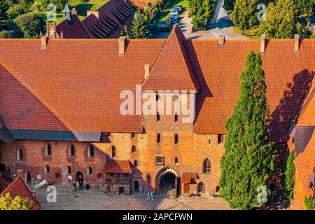 Malbork, Pomerania/Poland - 2019/08/24: Panoramaansicht des Innenhofes der Mittelburg Teil der mittelalterlichen Burg des Deutschen Orden Stockfoto