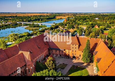 Malbork, Pomerania/Poland - 2019/08/24: Panoramaansicht des Innenhofes der Mittelburg Teil der mittelalterlichen Burg des Deutschen Orden Stockfoto