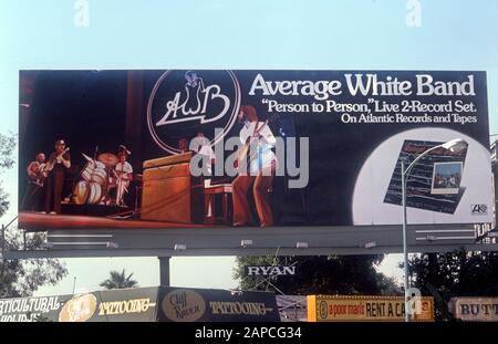 Billboard für Die Veröffentlichung Von Durchschnitts-Aufnahmen des Weißen Bandes auf dem Sunset Strip in Los Angeles, Kalifornien, ca. 1976 Stockfoto