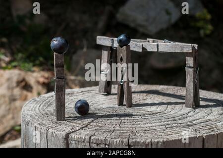 Alte Holzschellen auf geschnittener Baumstammfläche als Fußballspielplatz Stockfoto