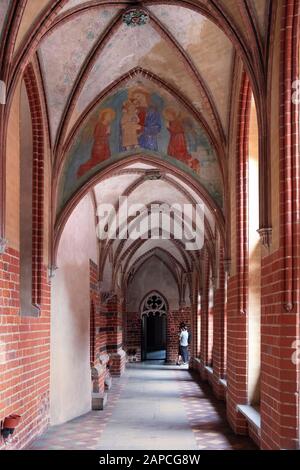 Malbork, Pomerania/Polen - 2019/08/24: Kloster der Hohen Burg Teil der mittelalterlichen Burg und des Klosters des Deutschen Orden in Malbork, Polen Stockfoto