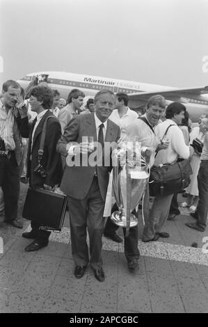 Ankunft der PSV mit Europa Cup I am Flughafen Eindhoven; Philips-Präsident des RVB C. J. van der klugt mit dem Cup-Datum: 26. Mai 1988 Ort: Eindhoven, Noord-Brandant Schlüsselwörter: Sport, Fußball Personenname: Klugt, C.J. van der Institutionname: PSV Stockfoto