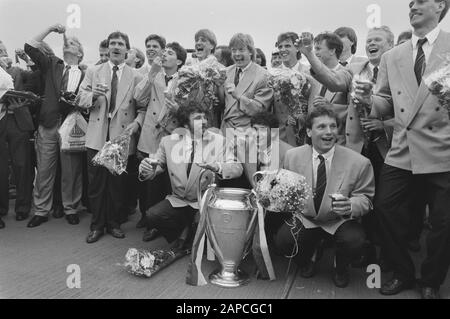 Ankunft PSV mit Europa Cup I am Flughafen Eindhoven Datum: 26. Mai 1988 Ort: Eindhoven, Noord-brabant Schlüsselwörter: Sport, Name der Fußballeinrichtung: PSV Stockfoto