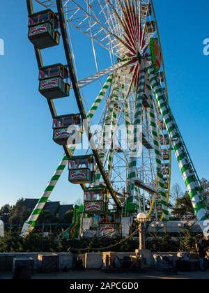 Rost, Deutschland - 01/06/2020: Großes Riesenrad im Freizeitpark "Europa Park" in der kalten Wintersaison mit einem nebligen Himmel Stockfoto