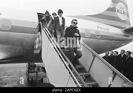Ankunft Rolling Stones am Schiphol Datum: 26. März 1966 Standort: Noord-Holland, Schiphol Schlüsselwörter: Ankunftseinrichtung Name: Rolling Stones Stockfoto