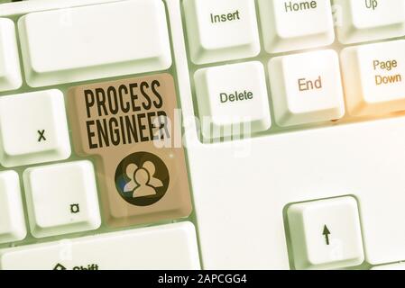 Hinweis zum Process Engineer. Geschäftskonzept für die Entwicklung neuer industrieller Prozesse Stockfoto