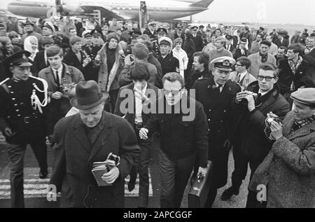 Ankunft Rolling Stones am Schiphol Datum: 26. März 1966 Standort: Noord-Holland, Schiphol Schlüsselwörter: Ankunftseinrichtung Name: Rolling Stones Stockfoto