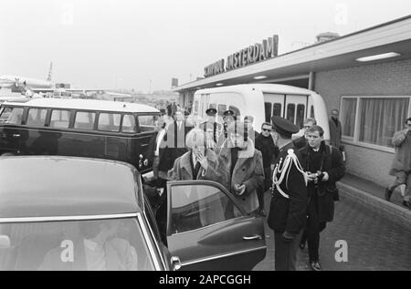 Ankunft Rolling Stones am Schiphol Datum: 26. März 1966 Standort: Noord-Holland, Schiphol Schlüsselwörter: Ankunftseinrichtung Name: Rolling Stones Stockfoto