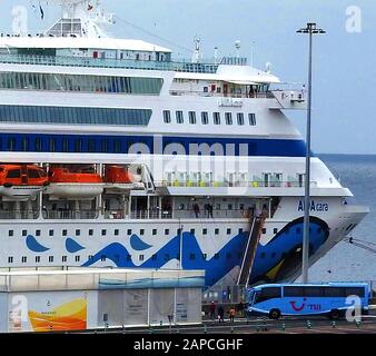 Kreuzfahrtschiff AIDAcara gebaut von Kvaerner Masa-Yards Turku New Shipyard (Finnland). Moored at Arrecife, Lanzarote, Kanarische Inseln, Spanien in der Nähe von Castillo de San Jose Januar 2020. Unten rechts auf dem Foto befindet sich ein Tui-Reisebus für Reisebusse, der Passagiere zum und vom Schiff transportiert. Stockfoto