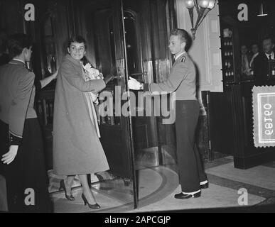 Audrey Hepburn in Amsterdam Datum: 1. November 1954 Ort: Amsterdam, Noord-Holland Schlüsselwörter: Filmstars persönlicher Name: Hepburn, Audrey Stockfoto