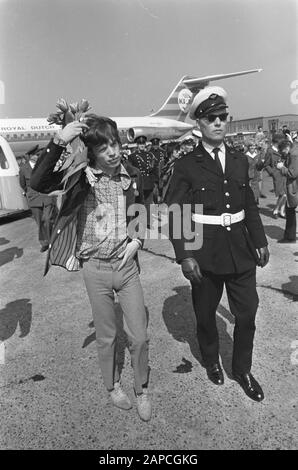 Ankunft Rolling Stones in Schiphol, Mick Jagger mit Blumen Datum: 15. April 1967 Ort: Noord-Holland, Schiphol Schlüsselwörter: Blumen, Ankünfte, Schlaggruppen persönlicher Name: Jagger, Mick Institution Name: Rolling Stones Stockfoto