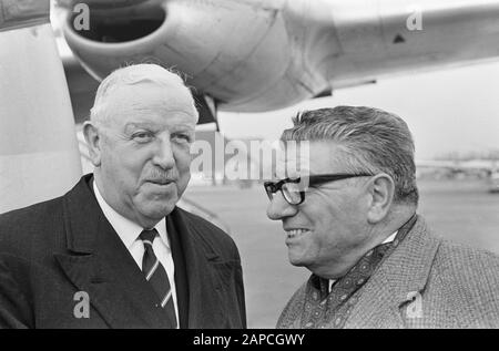 Ankunft Sir Stanley Rous in Schiphol, abgeholt von Lo Brunt (rechts) Anmerkung: Eingeladen in die Niederlande zum jährlichen Abendessen der Society of Sports Friends de 144. 9831 Datum: 31.März 1966 Ort: Noord-Holland, Schiphol Schlüsselwörter: Flughäfen, Vorsitzende persönlicher Name: Brunt, Lo, Rous, Stanley Stockfoto