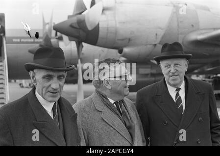 Ankunft: Sir Stanley Rous am Flughafen Schiphol (rechts). Im mittleren Lo Brunt. Links Jack Cramp Annotation: Eingeladen in die Niederlande zum jährlichen Abendessen der Society of Sports Friends de 144 Siehe Bild 918-9831 Datum: 31. März 1966 Standort: Noord-Holland, Schiphol Schlüsselwörter: Flughäfen, Vorsitzende persönlicher Name: Brunt, Lo, Rous, Stanley Stockfoto