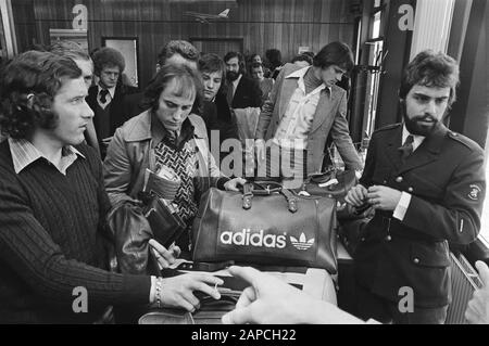 Ankunftsspieler St. Etienne am Flughafen Eindhoven links Hervé Revelli, links hinter Trainer Herbin und rechts Mitte Bathenaye Anmerkung: Für das Halbfinalspiel Europacup I gegen PSV am 14. April 1976 Datum: 13. April 1976 Ort: Eindhoven Schlagwörter: Sport, Fußball, Fußballer Stockfoto