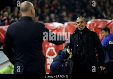 Nottingham Forest Manager Sabri Lamouchi (rechts) und Reading Manager Mark Bowen vor dem Sky Bet Championship Match am City Ground, Nottingham. Stockfoto