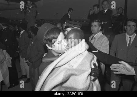 Ankunft von 5 Kindern aus Biafra auf Schiphol ein Flugbegleiter führt eines der Kinder Datum: 9. Oktober 1968 Ort: Noord-Holland, Schiphol Schlüsselwörter: Kinder, STEWARDESSEN, Ankunft Stockfoto