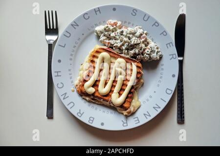 Toast-Sandwich und französischer Salat zum Frühstück Stockfoto